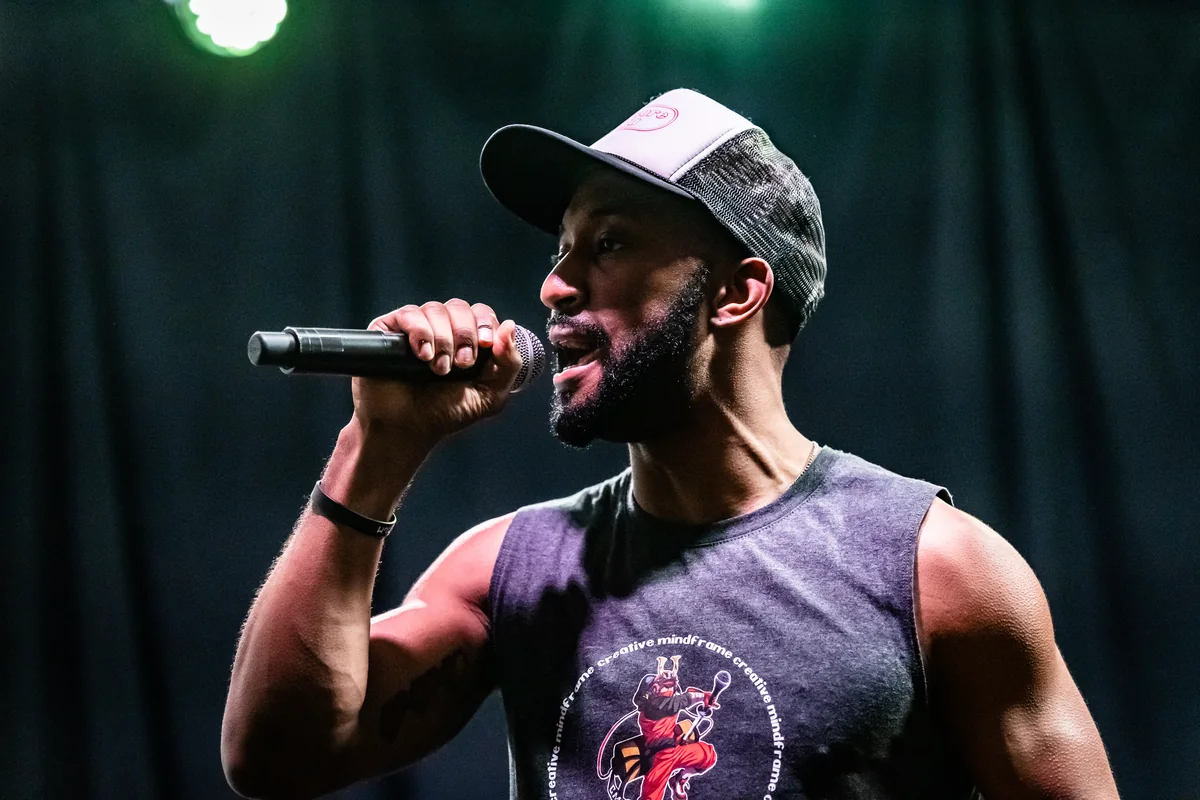 Emmanuel Aouad performing on stage.